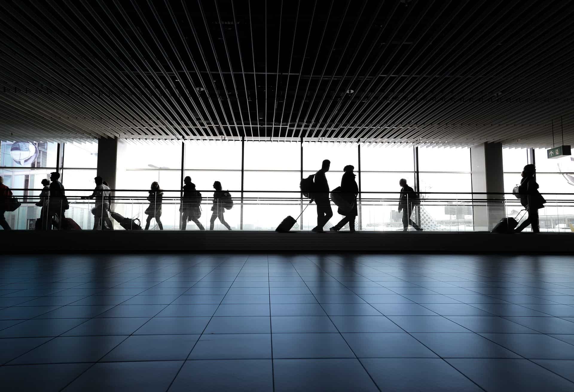 Can you bring shaving razors on plane trips?